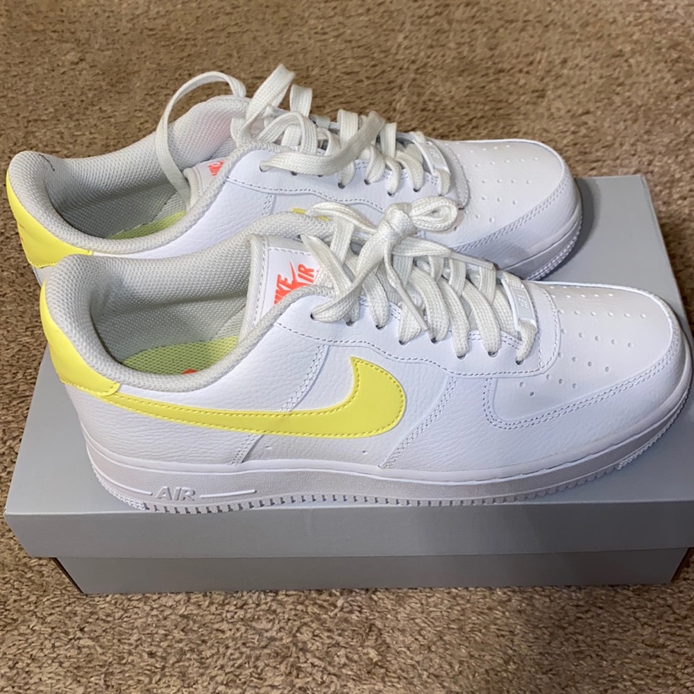 Brand new Air Force 1 '07 'White Light Citron'